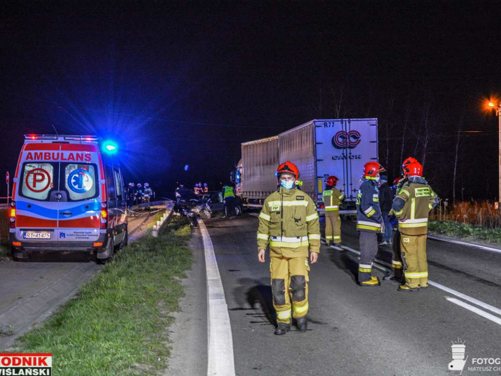Groźny wypadek na drodze wojewódzkiej w gminie Baranów. Zderzyły się 3 samochody [zdjęcia]