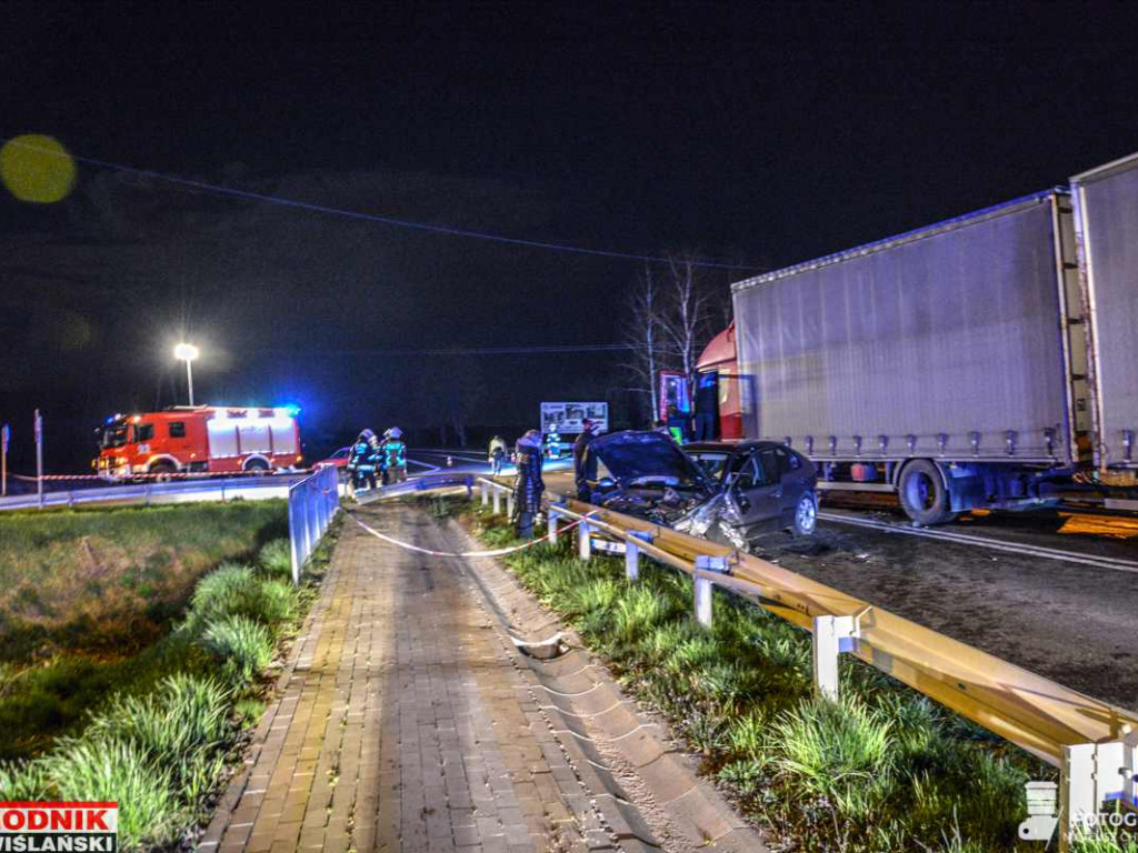 Groźny wypadek na drodze wojewódzkiej w gminie Baranów. Zderzyły się 3 samochody [zdjęcia]