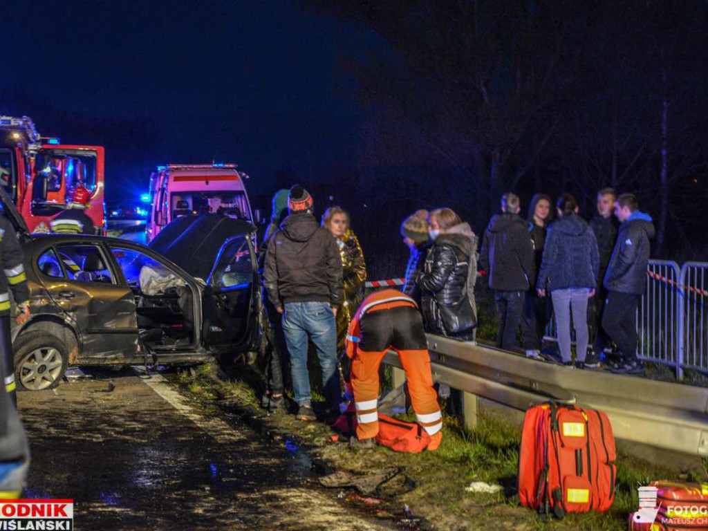 Groźny wypadek na drodze wojewódzkiej w gminie Baranów. Zderzyły się 3 samochody [zdjęcia]