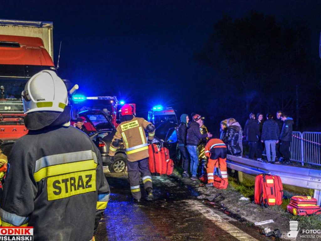 Groźny wypadek na drodze wojewódzkiej w gminie Baranów. Zderzyły się 3 samochody [zdjęcia]