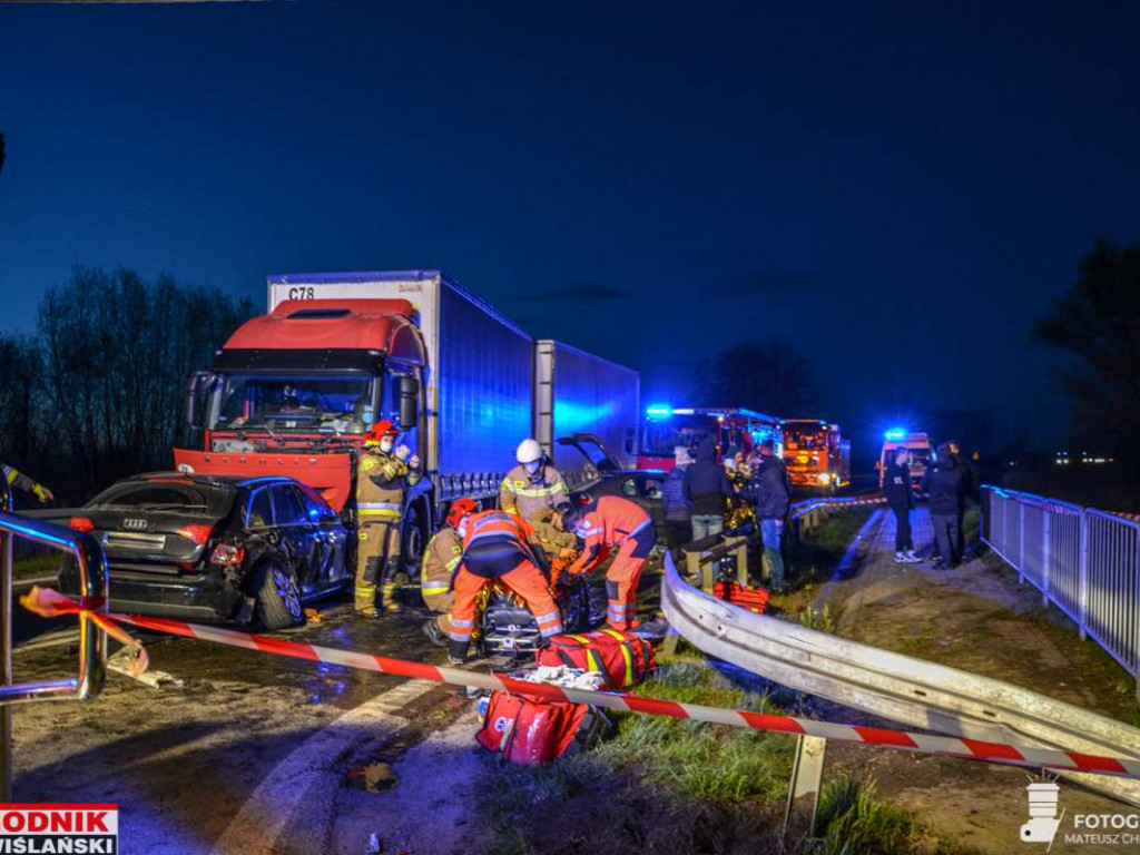 Groźny wypadek na drodze wojewódzkiej w gminie Baranów. Zderzyły się 3 samochody [zdjęcia]