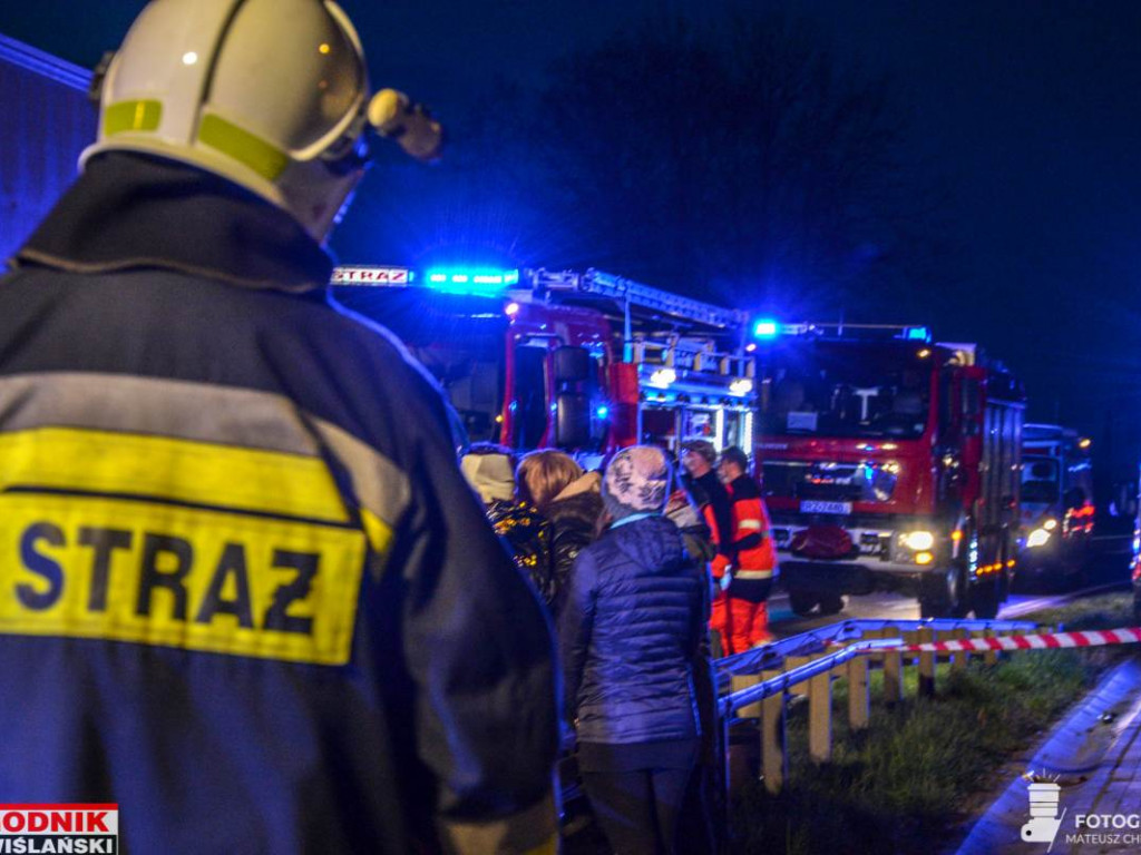 Groźny wypadek na drodze wojewódzkiej w gminie Baranów. Zderzyły się 3 samochody [zdjęcia]