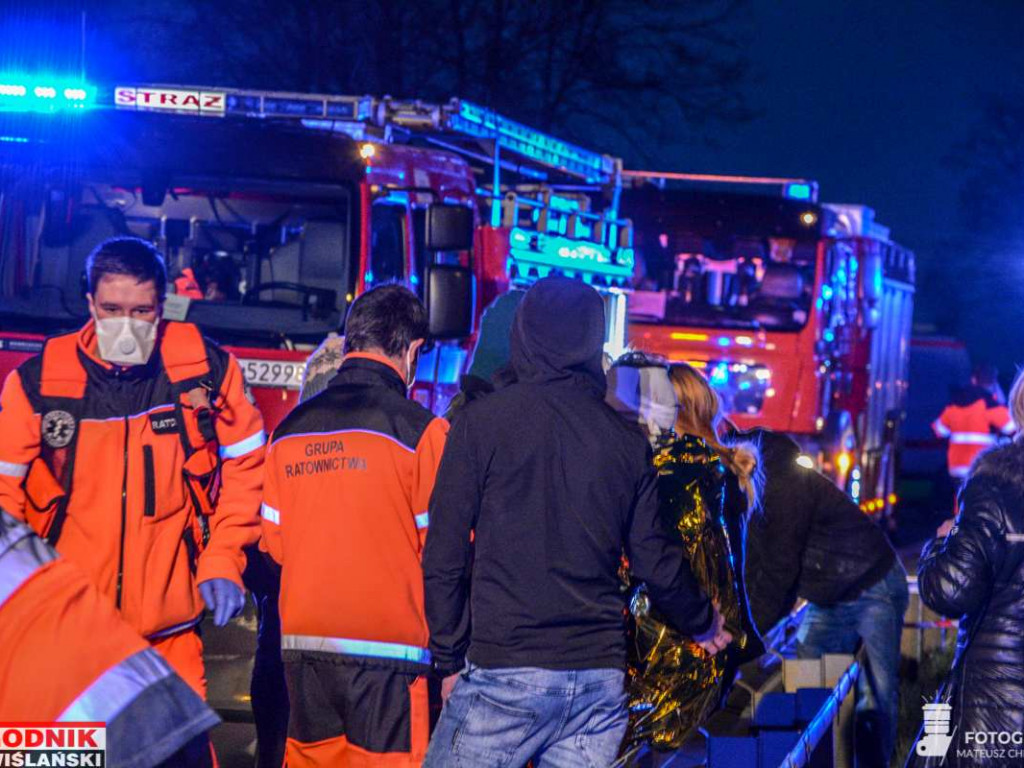 Groźny wypadek na drodze wojewódzkiej w gminie Baranów. Zderzyły się 3 samochody [zdjęcia]