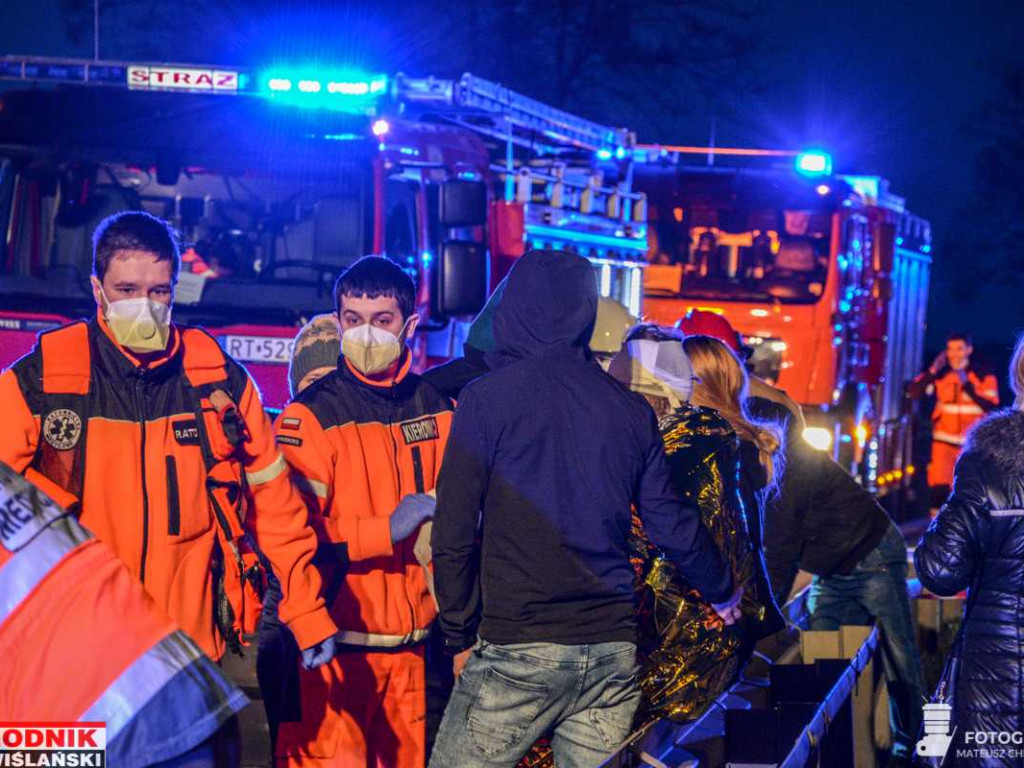 Groźny wypadek na drodze wojewódzkiej w gminie Baranów. Zderzyły się 3 samochody [zdjęcia]