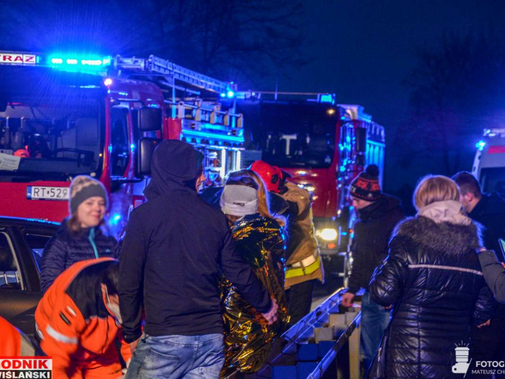 Groźny wypadek na drodze wojewódzkiej w gminie Baranów. Zderzyły się 3 samochody [zdjęcia]