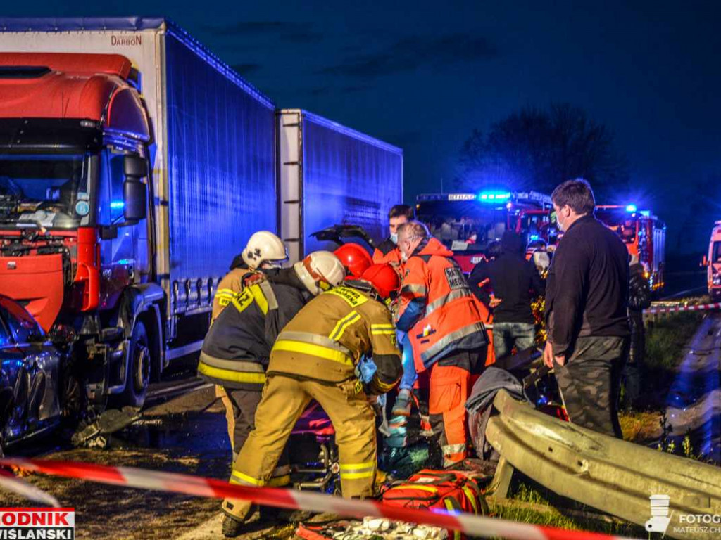 Groźny wypadek na drodze wojewódzkiej w gminie Baranów. Zderzyły się 3 samochody [zdjęcia]