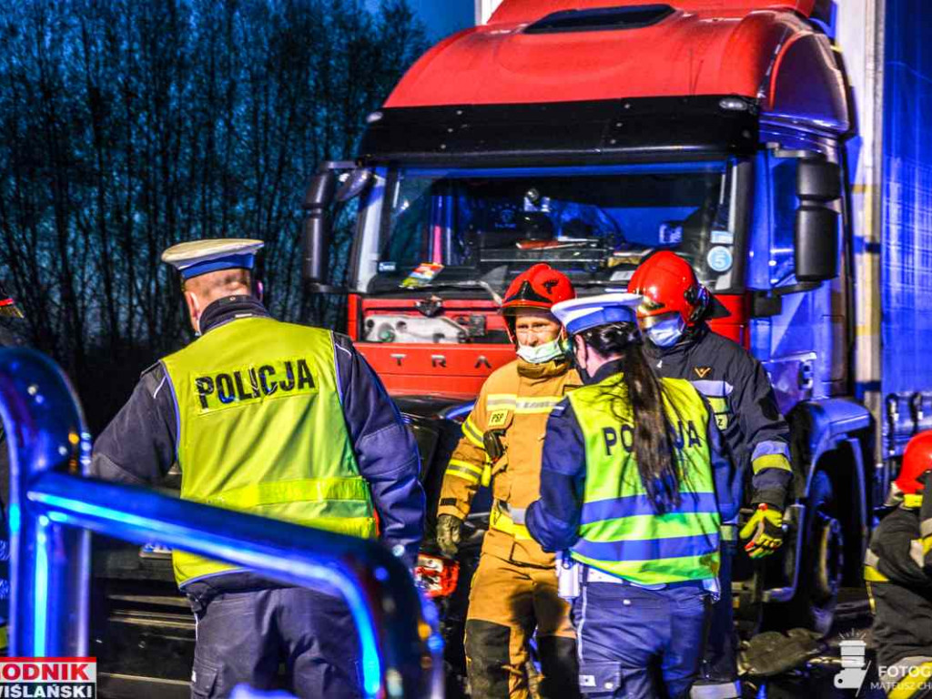 Groźny wypadek na drodze wojewódzkiej w gminie Baranów. Zderzyły się 3 samochody [zdjęcia]
