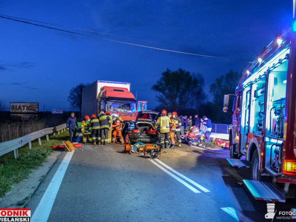 Groźny wypadek na drodze wojewódzkiej w gminie Baranów. Zderzyły się 3 samochody [zdjęcia]