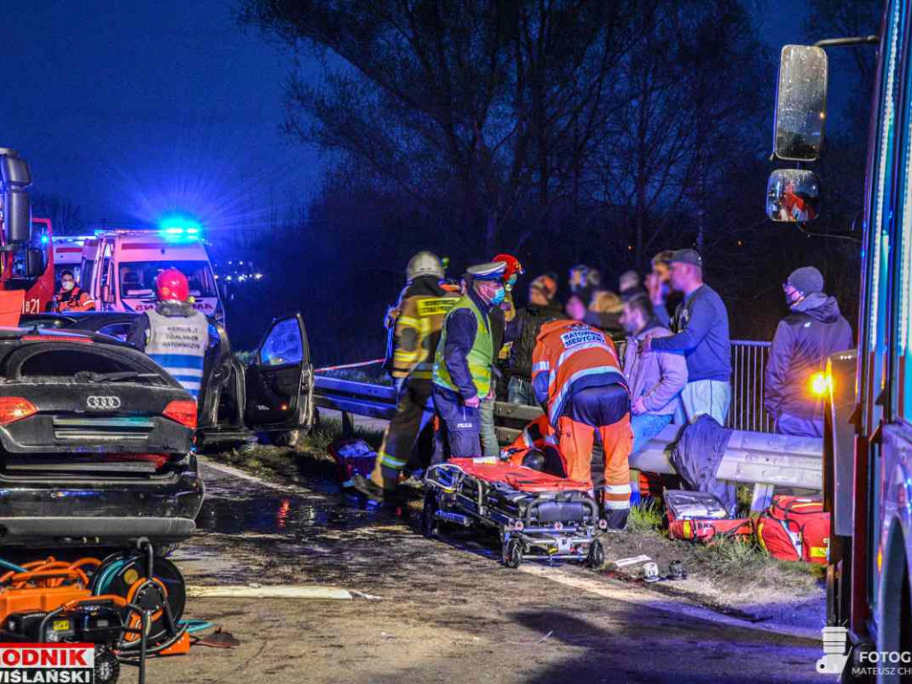 Groźny wypadek na drodze wojewódzkiej w gminie Baranów. Zderzyły się 3 samochody [zdjęcia]