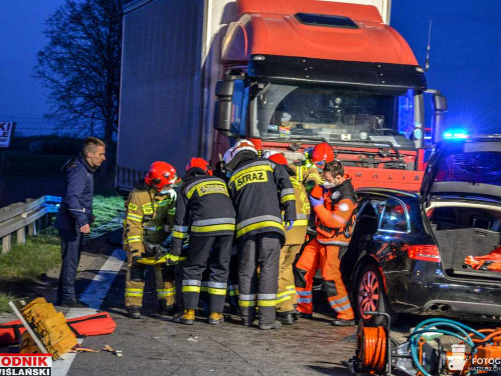 Groźny wypadek na drodze wojewódzkiej w gminie Baranów. Zderzyły się 3 samochody [zdjęcia]