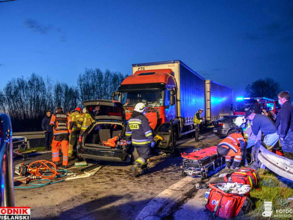 Groźny wypadek na drodze wojewódzkiej w gminie Baranów. Zderzyły się 3 samochody [zdjęcia]