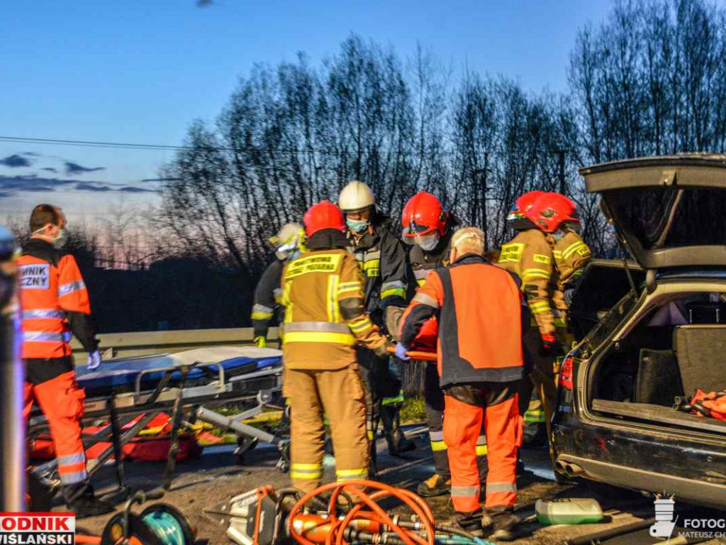 Groźny wypadek na drodze wojewódzkiej w gminie Baranów. Zderzyły się 3 samochody [zdjęcia]