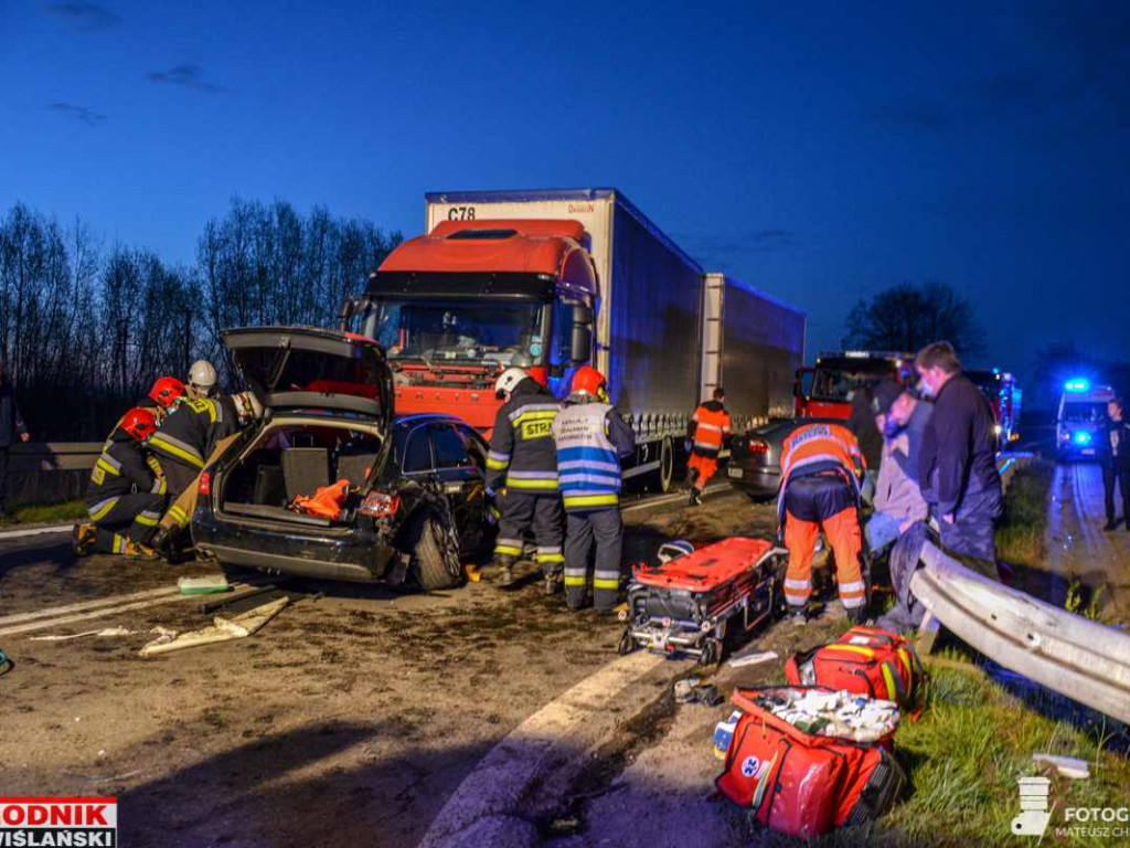 Groźny wypadek na drodze wojewódzkiej w gminie Baranów. Zderzyły się 3 samochody [zdjęcia]