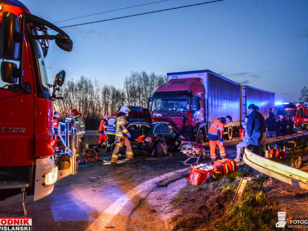 Groźny wypadek na drodze wojewódzkiej w gminie Baranów. Zderzyły się 3 samochody [zdjęcia]