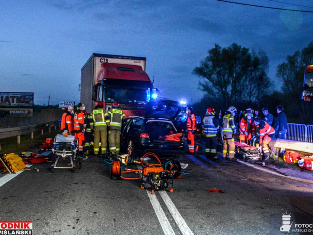 Groźny wypadek na drodze wojewódzkiej w gminie Baranów. Zderzyły się 3 samochody [zdjęcia]
