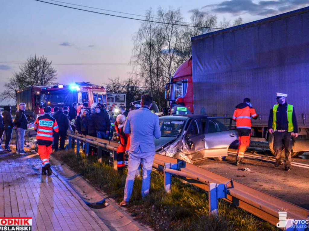Groźny wypadek na drodze wojewódzkiej w gminie Baranów. Zderzyły się 3 samochody [zdjęcia]
