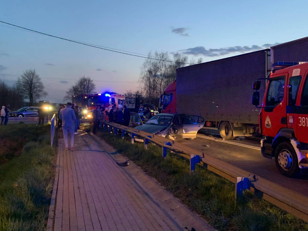 Groźny wypadek na drodze wojewódzkiej w gminie Baranów. Zderzyły się 3 samochody [zdjęcia]