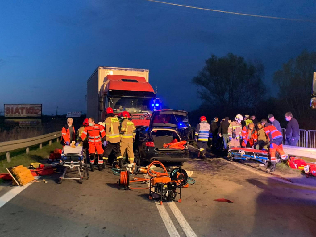 Groźny wypadek na drodze wojewódzkiej w gminie Baranów. Zderzyły się 3 samochody [zdjęcia]
