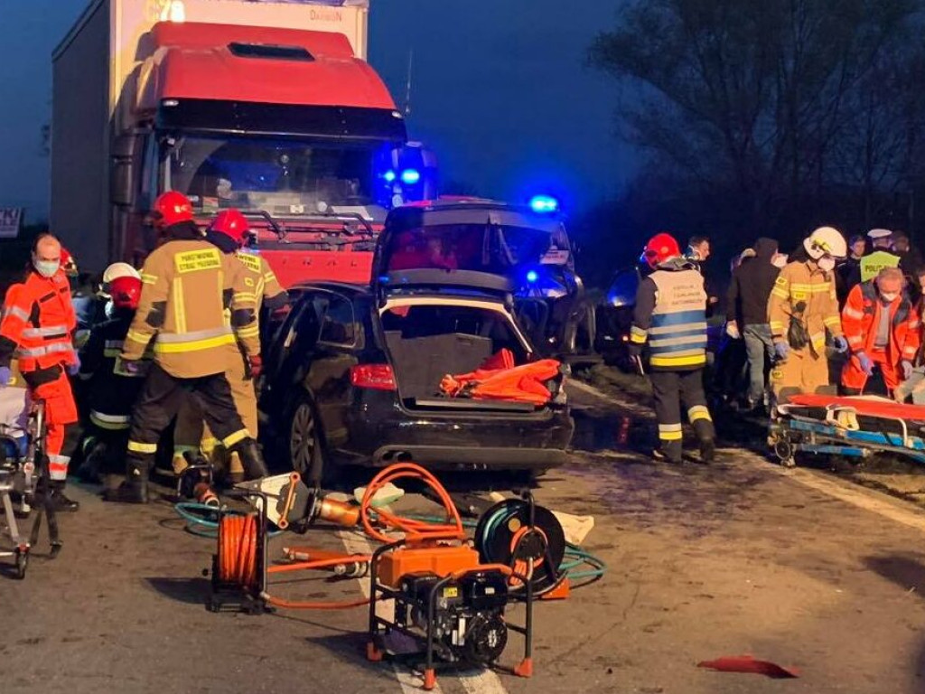 Groźny wypadek na drodze wojewódzkiej w gminie Baranów. Zderzyły się 3 samochody [zdjęcia]