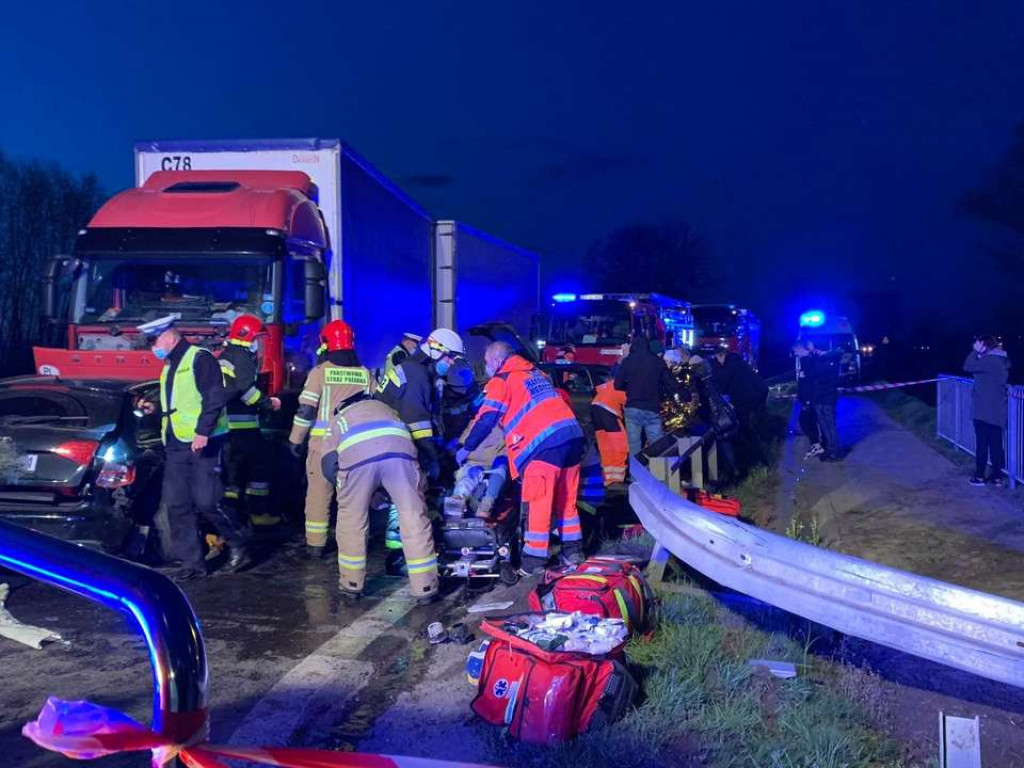 Groźny wypadek na drodze wojewódzkiej w gminie Baranów. Zderzyły się 3 samochody [zdjęcia]