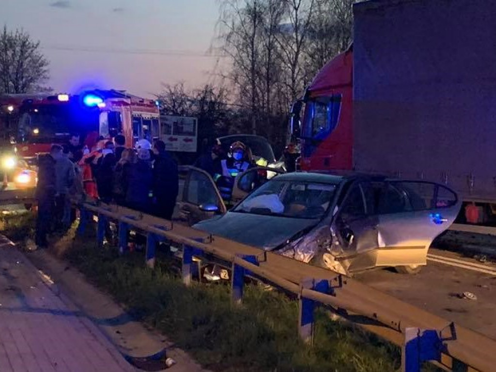 Groźny wypadek na drodze wojewódzkiej w gminie Baranów. Zderzyły się 3 samochody [zdjęcia]