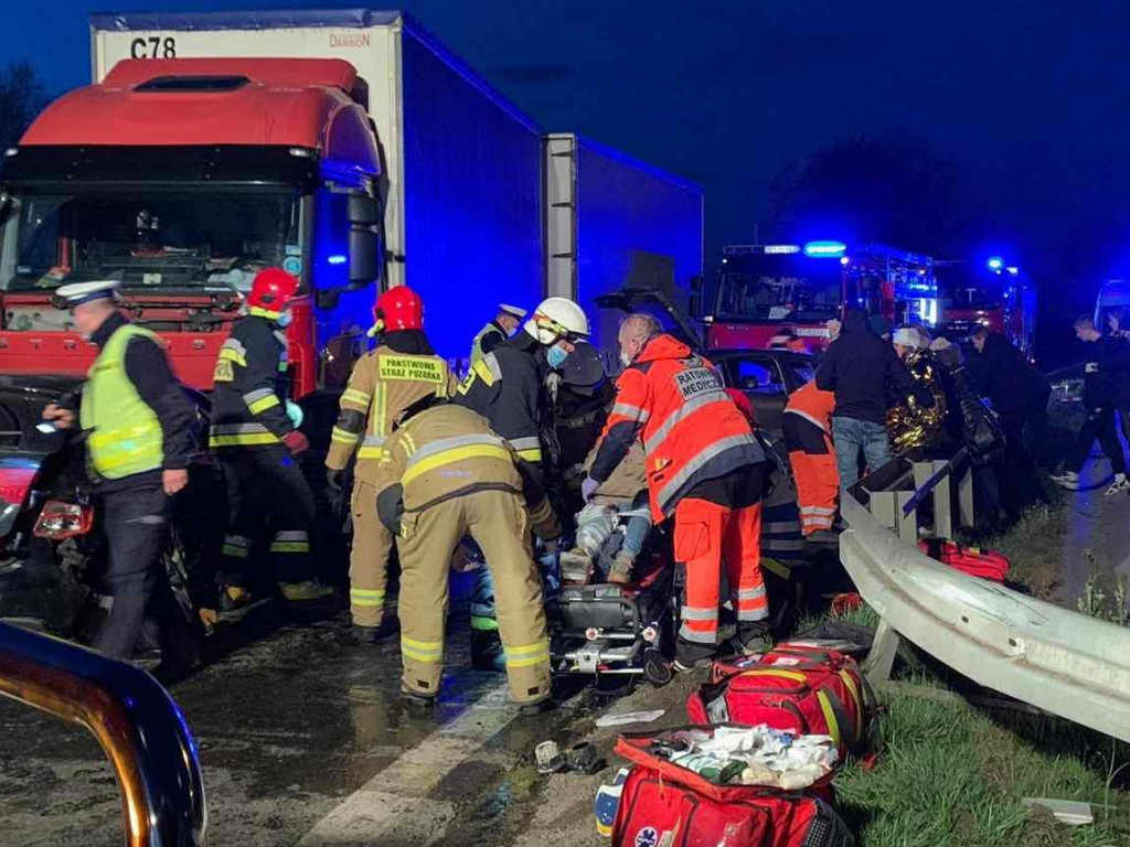 Groźny wypadek na drodze wojewódzkiej w gminie Baranów. Zderzyły się 3 samochody [zdjęcia]