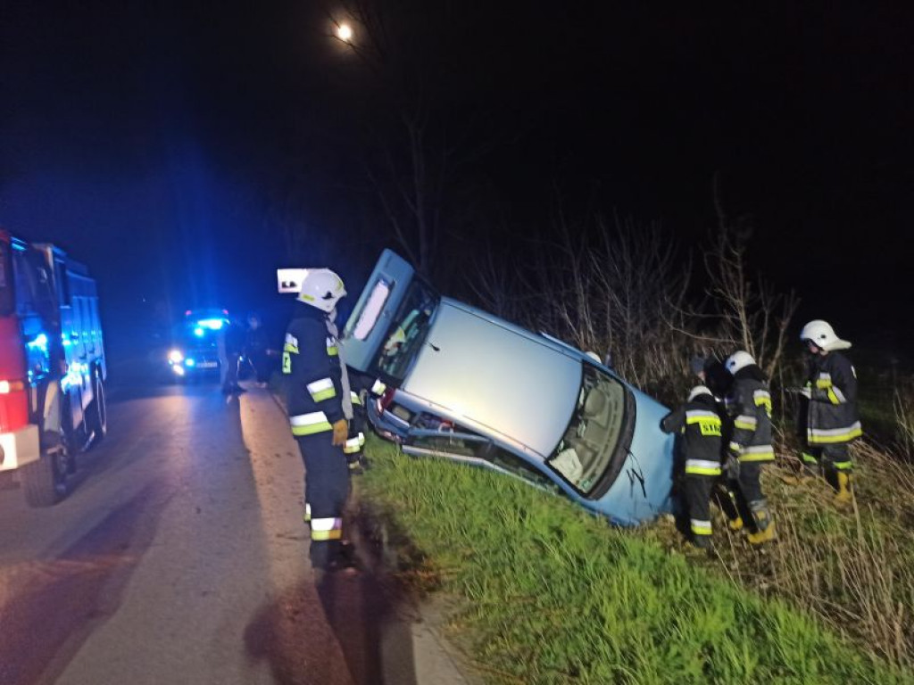 Fiat wpadł do przydrożnego rowu. Kierowca był pijany [zdjęcia]