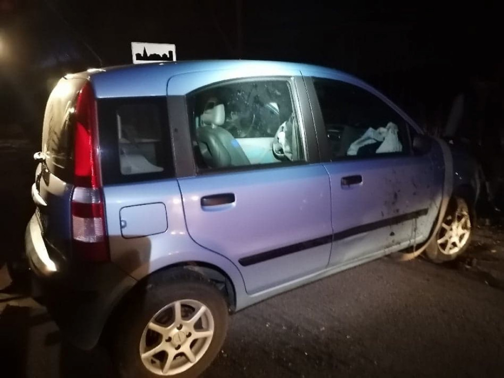 Fiat wpadł do przydrożnego rowu. Kierowca był pijany [zdjęcia]