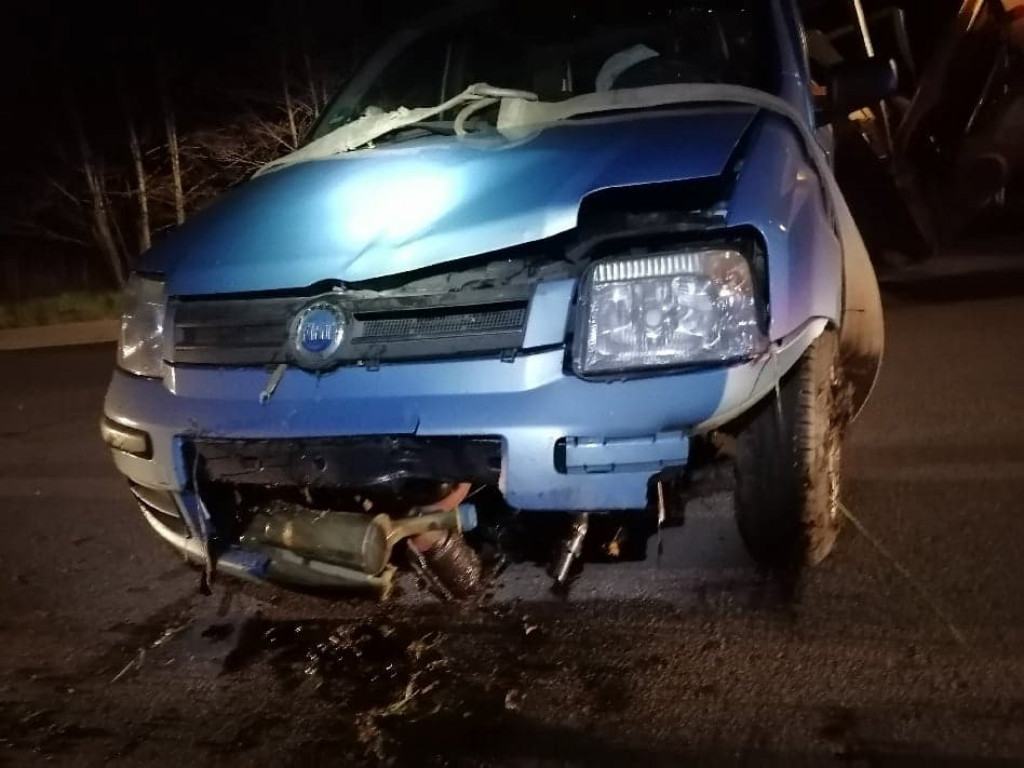 Fiat wpadł do przydrożnego rowu. Kierowca był pijany [zdjęcia]