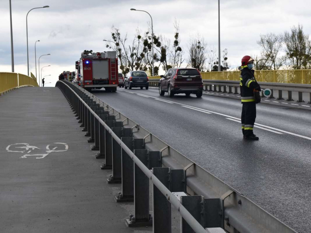 Tarnobrzeg. Poważne zderzenie trzech pojazdów na wiadukcie. Jedna osoba trafiła do szpitala [zdjęcia]
