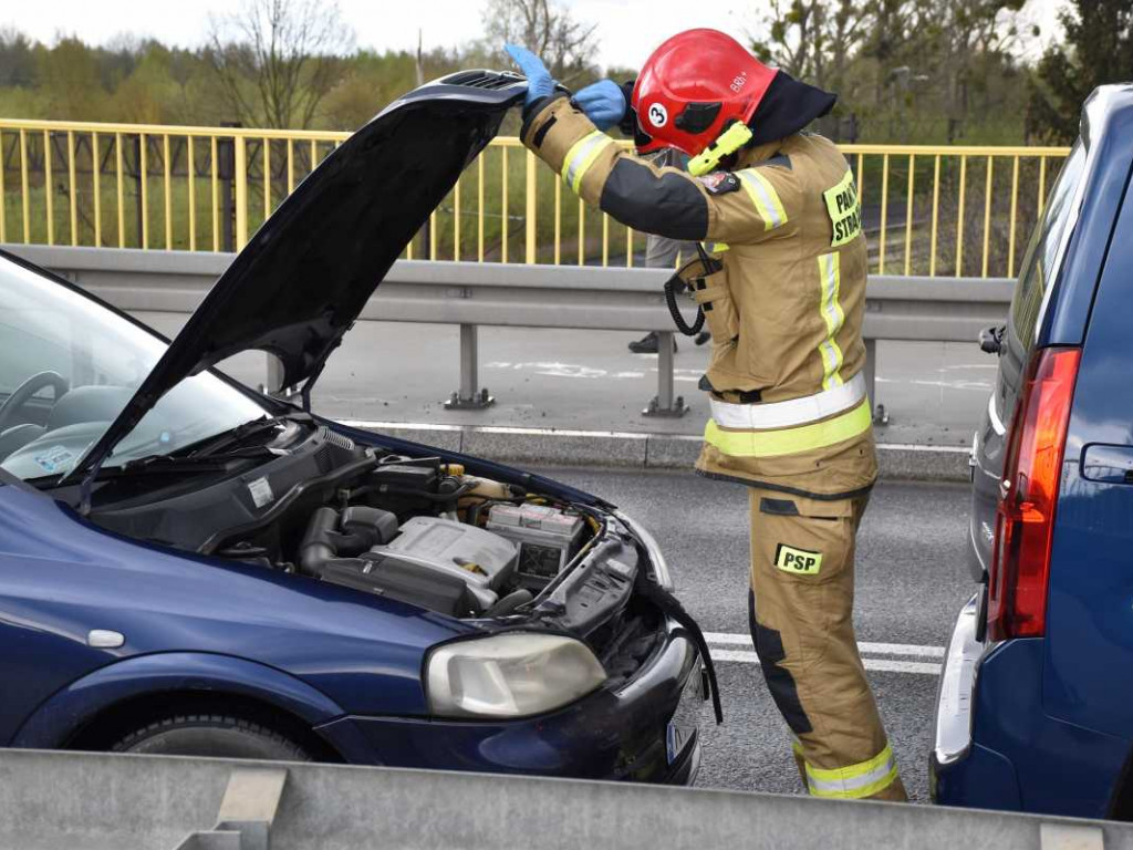 Tarnobrzeg. Poważne zderzenie trzech pojazdów na wiadukcie. Jedna osoba trafiła do szpitala [zdjęcia]