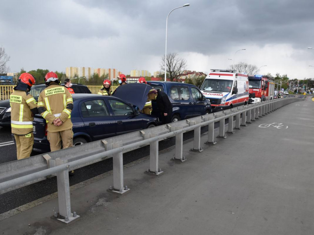 Tarnobrzeg. Poważne zderzenie trzech pojazdów na wiadukcie. Jedna osoba trafiła do szpitala [zdjęcia]