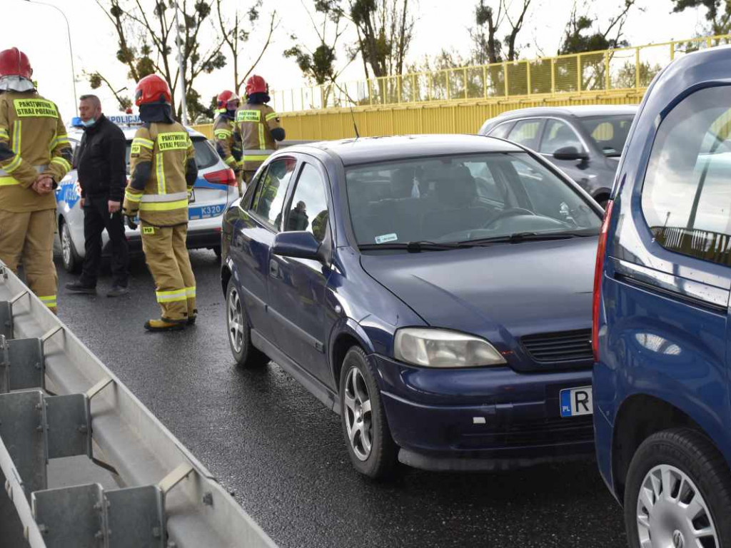 Tarnobrzeg. Poważne zderzenie trzech pojazdów na wiadukcie. Jedna osoba trafiła do szpitala [zdjęcia]