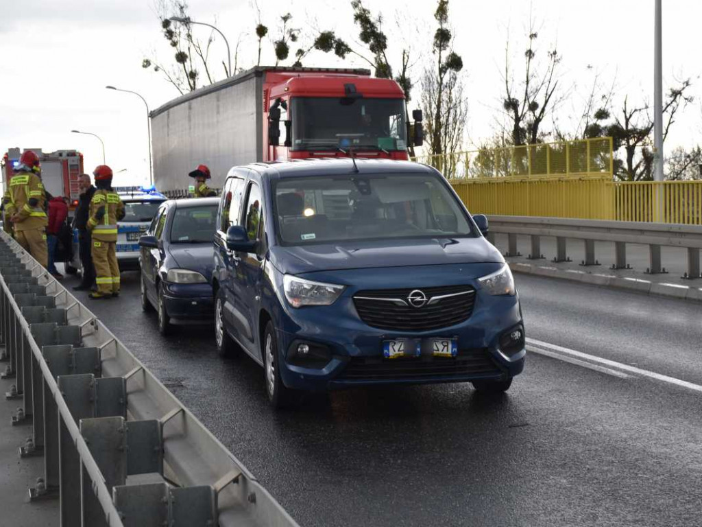 Tarnobrzeg. Poważne zderzenie trzech pojazdów na wiadukcie. Jedna osoba trafiła do szpitala [zdjęcia]