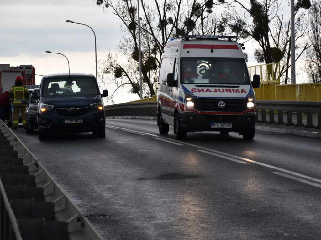 Tarnobrzeg. Poważne zderzenie trzech pojazdów na wiadukcie. Jedna osoba trafiła do szpitala [zdjęcia]