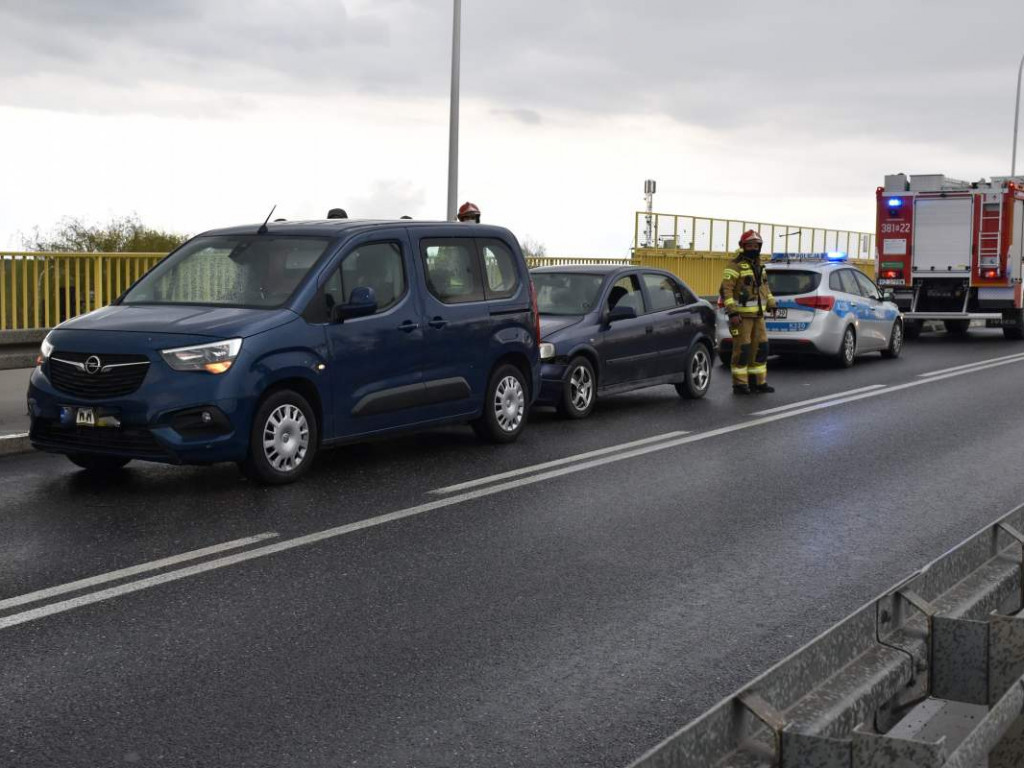 Tarnobrzeg. Poważne zderzenie trzech pojazdów na wiadukcie. Jedna osoba trafiła do szpitala [zdjęcia]