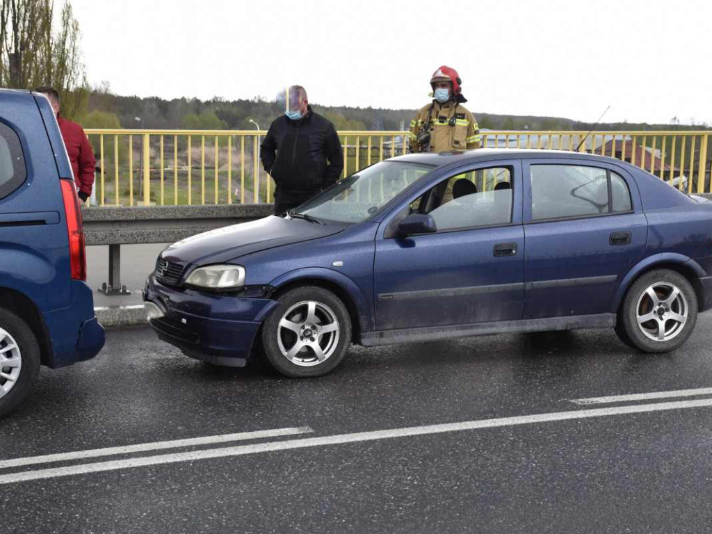 Tarnobrzeg. Poważne zderzenie trzech pojazdów na wiadukcie. Jedna osoba trafiła do szpitala [zdjęcia]