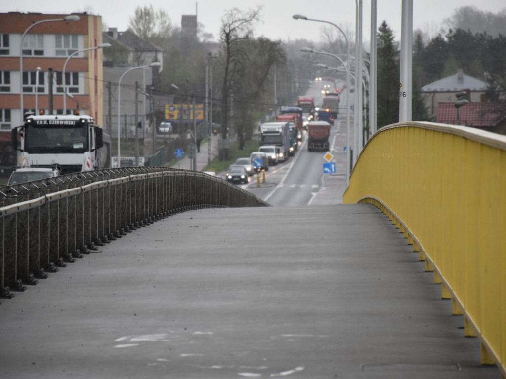 Tarnobrzeg. Poważne zderzenie trzech pojazdów na wiadukcie. Jedna osoba trafiła do szpitala [zdjęcia]