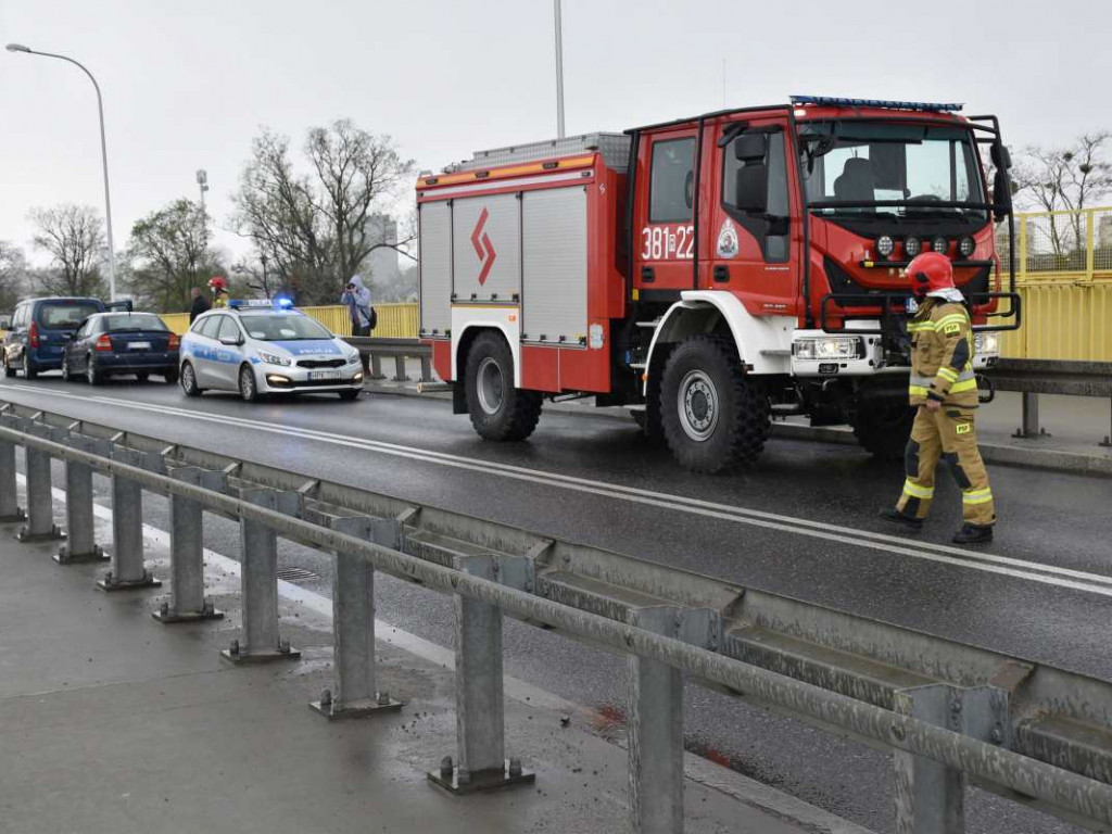 Tarnobrzeg. Poważne zderzenie trzech pojazdów na wiadukcie. Jedna osoba trafiła do szpitala [zdjęcia]