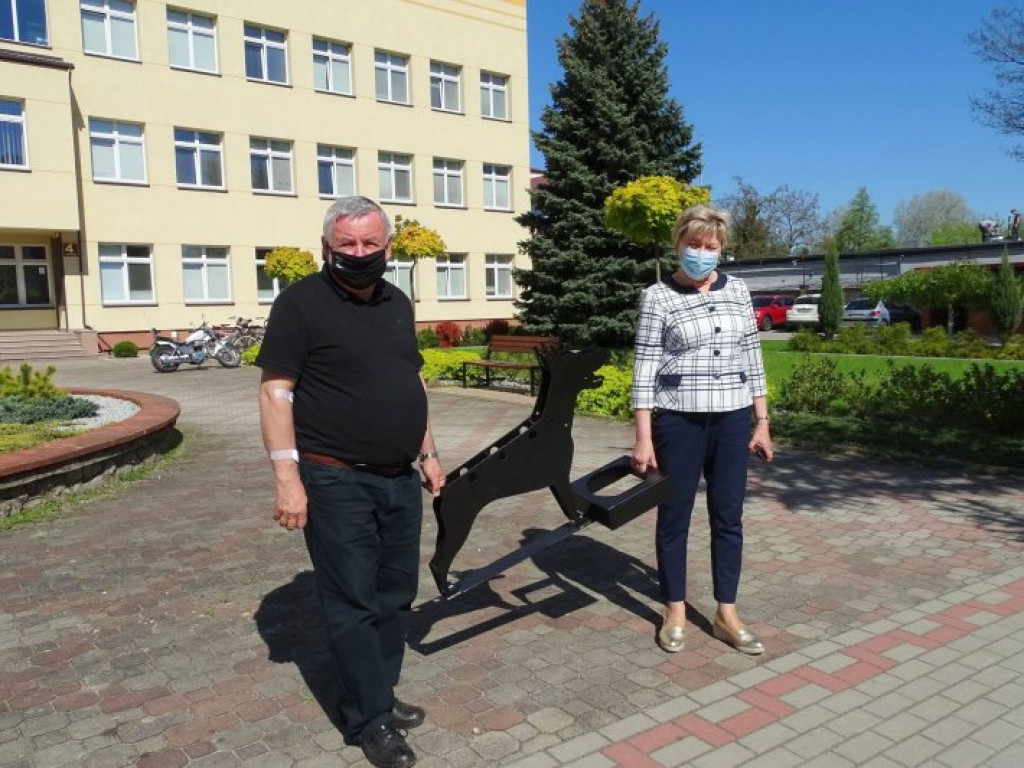 Zabawne poidełka dla zwierząt stanęły przed starostwem i urzędem pracy w Tarnobrzegu [zdjęcia]