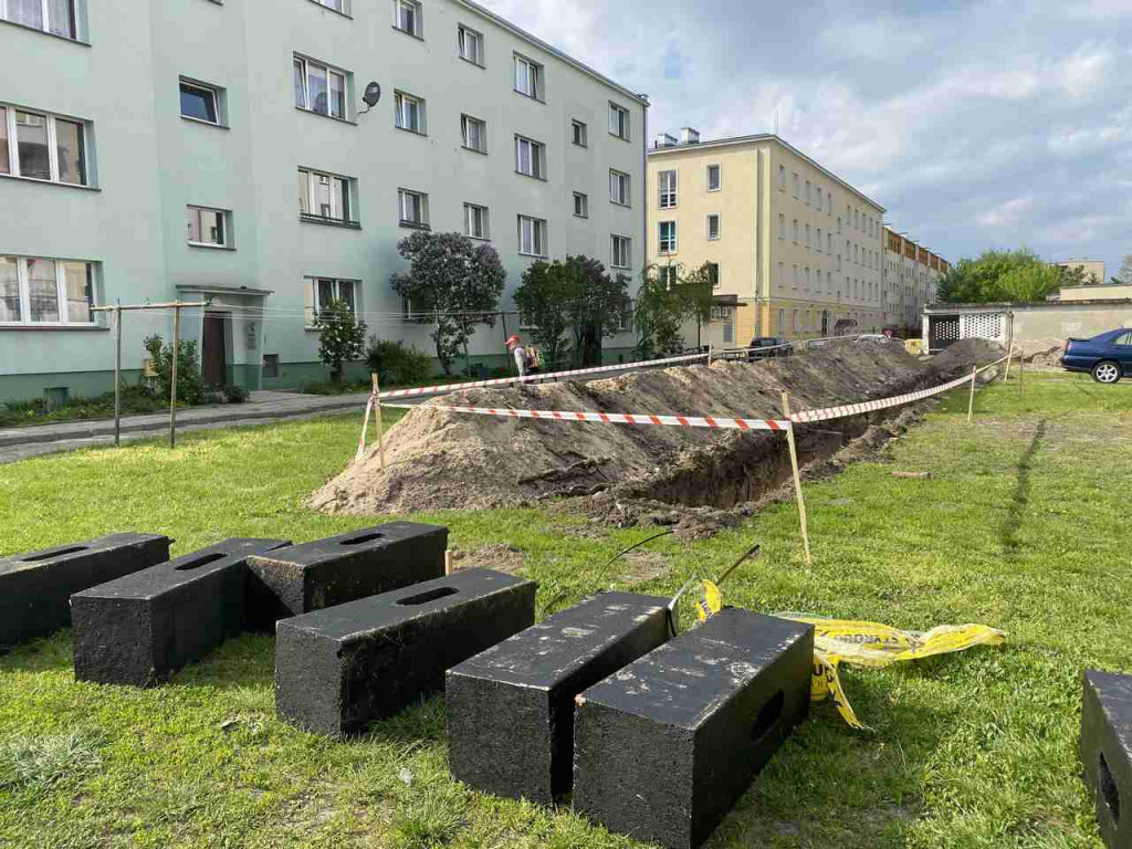 Nowe chodniki i parking. Ruszyły prace na ul. Mickiewicza w Tarnobrzegu [zdjęcia]