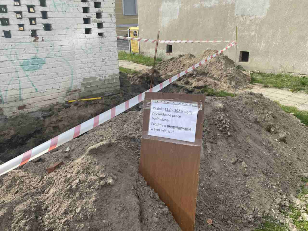 Nowe chodniki i parking. Ruszyły prace na ul. Mickiewicza w Tarnobrzegu [zdjęcia]
