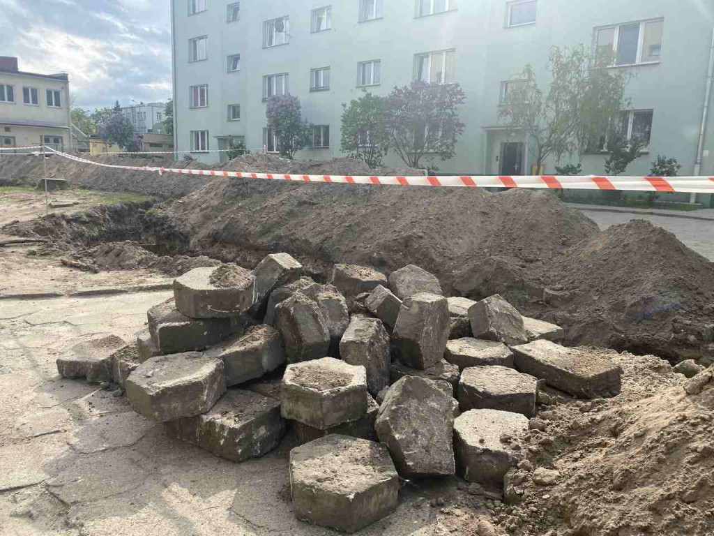 Nowe chodniki i parking. Ruszyły prace na ul. Mickiewicza w Tarnobrzegu [zdjęcia]