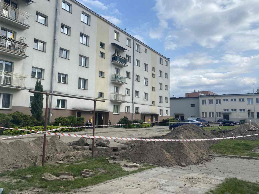 Nowe chodniki i parking. Ruszyły prace na ul. Mickiewicza w Tarnobrzegu [zdjęcia]
