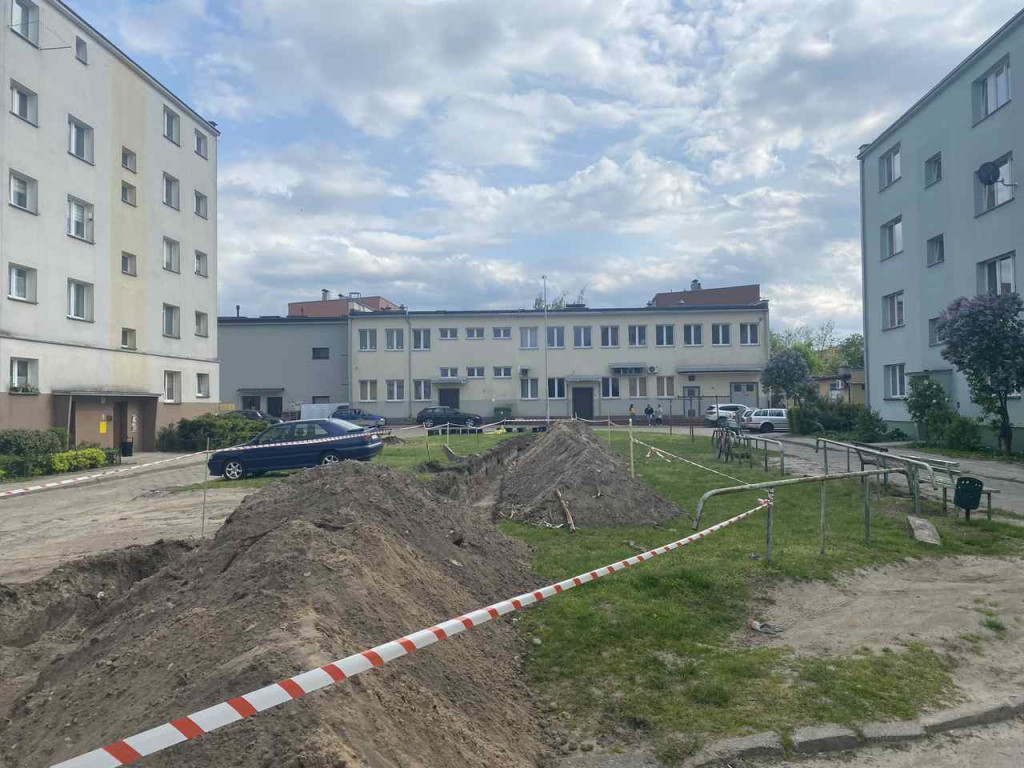 Nowe chodniki i parking. Ruszyły prace na ul. Mickiewicza w Tarnobrzegu [zdjęcia]