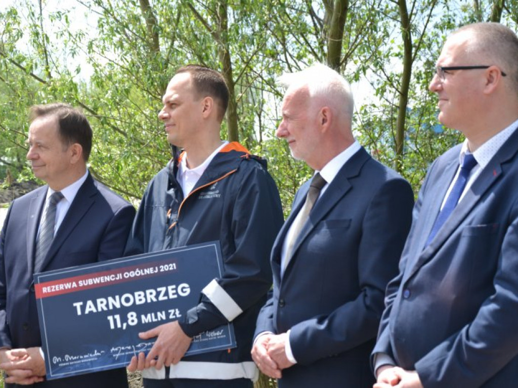 Ministrowie przywieźli miliony [zdjęcia]