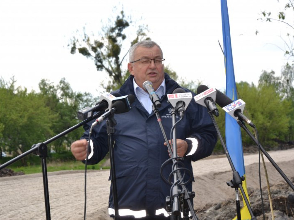 Ministrowie przywieźli miliony [zdjęcia]