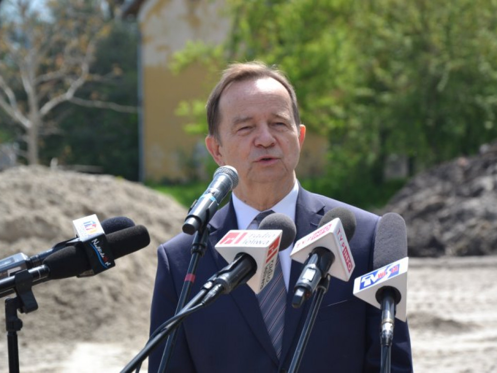 Ministrowie przywieźli miliony [zdjęcia]