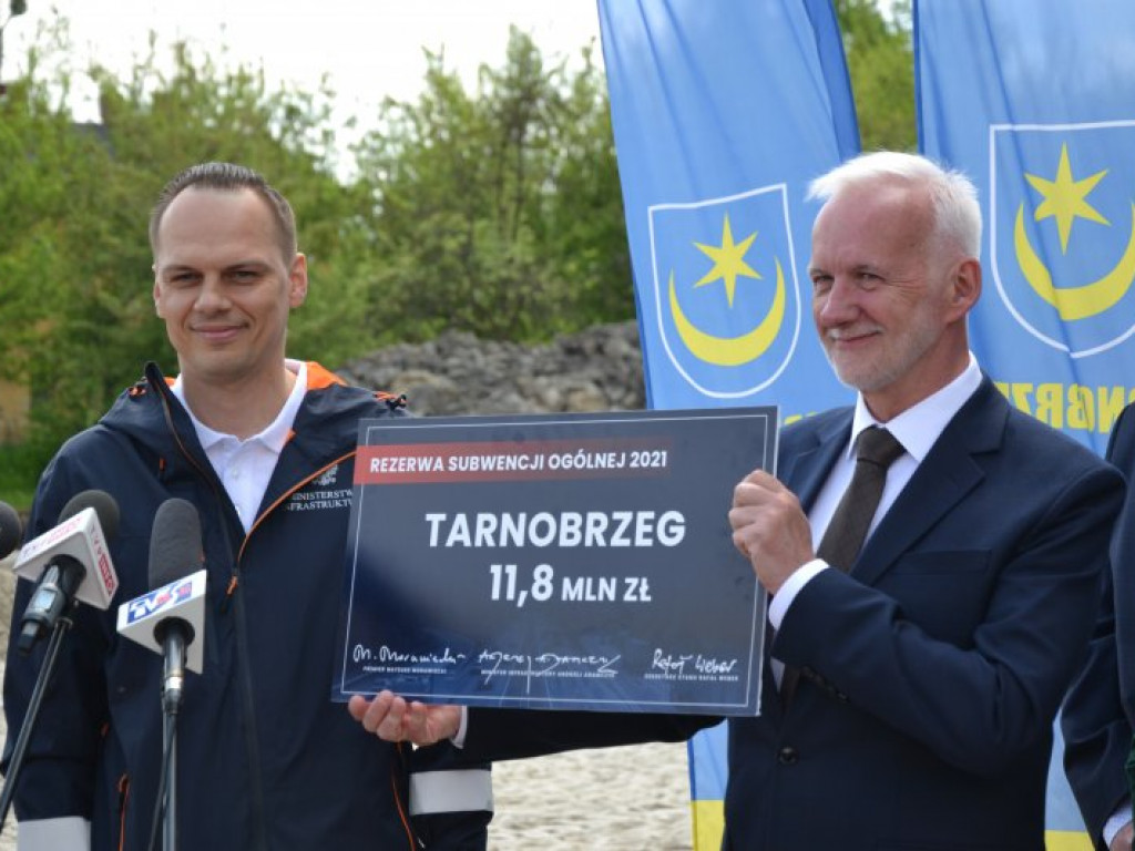 Ministrowie przywieźli miliony [zdjęcia]