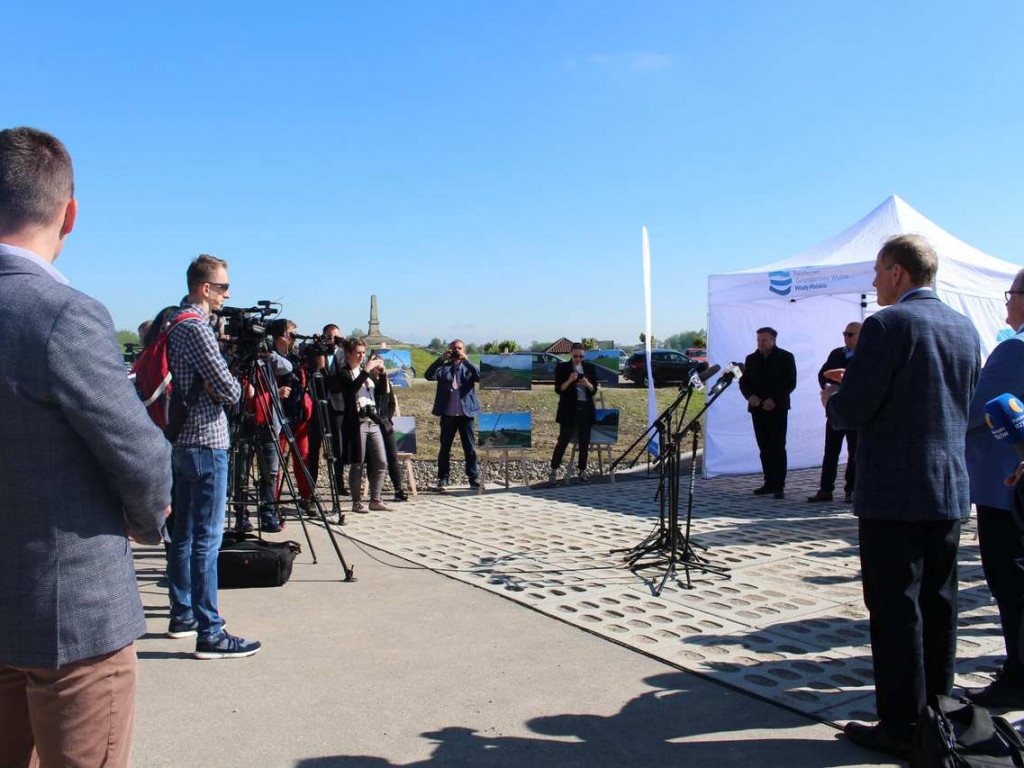 Wzmocnią i podwyższą gorzyckie wały. Symboliczne wbicie łopat w ramach projektu 